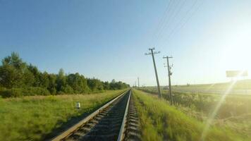 fpv dar vlucht snel en wendbaar langs spoorweg in een Doorzichtig zonnig dag video