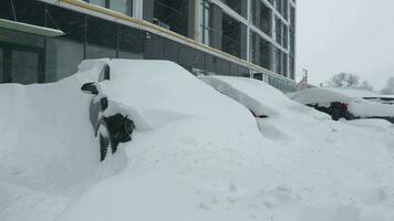 voitures couvert par neige après une neige Tempête De Neige. Résidentiel bâtiment dans le Contexte video
