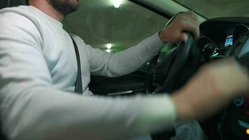 Mann Fahren im innovativ automatisiert Auto mit selbstparkend Autopilot zum Parkplatz auf Parkplatz Menge video