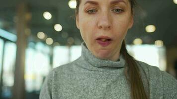 mulher comendo fritas dentro uma cafeteria fechar-se video