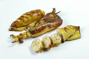 carbón A la parrilla relleno calamar calamares vacas pescado en blanco antecedentes foto