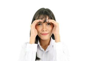 facial expresión joven asiático mujer oficina atuendo blanco antecedentes mano alrededor ojo foto
