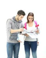 yong sur este asiático medio oriental caucásico juventud hombre mujer en casual vestir caminar hablar divertido sentar a mesa libro cuaderno bolígrafo ordenador portátil computadora estudiar pensar leer en blanco antecedentes foto