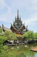 pattaya, Tailandia- abril 30, 2019 santuario de verdad o prasat sajja eso es religioso santuario debajo construcción, sus todo de madera edificio lleno con tradicional esculturas foto