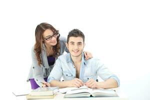 yong sur este asiático medio oriental caucásico juventud hombre mujer en casual vestir caminar hablar divertido sentar a mesa libro cuaderno bolígrafo ordenador portátil computadora estudiar pensar leer en blanco antecedentes foto