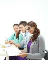 yong sur este asiático medio oriental caucásico juventud hombre mujer en casual vestir caminar hablar divertido sentar a mesa libro cuaderno bolígrafo ordenador portátil computadora estudiar pensar leer en blanco antecedentes foto