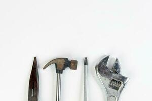 rústico antiguo usado herramientas martillo llave inglesa destornillador nariz plyers foto
