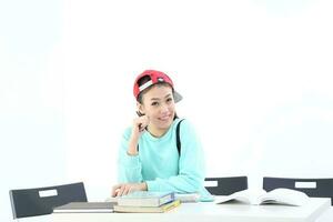 yong sur este asiático medio oriental caucásico juventud hombre mujer en casual vestir caminar hablar divertido sentar a mesa libro cuaderno bolígrafo ordenador portátil computadora estudiar pensar leer en blanco antecedentes foto