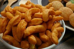 Deep fried battered onion pakoda slightly curly crispy spicy ready to eat snack photo