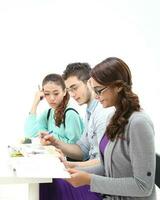 yong sur este asiático medio oriental caucásico juventud hombre mujer en casual vestir caminar hablar divertido sentar a mesa libro cuaderno bolígrafo ordenador portátil computadora estudiar pensar leer en blanco antecedentes foto