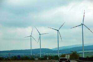 viento granja o molino en nublado clima en Austria en Europa, permite usted a obtener limpiar energía. es sostenible, renovable energía para el ambiente foto