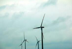 viento granja o molino en nublado clima en Austria en Europa, permite usted a obtener limpiar energía. es sostenible, renovable energía para el ambiente foto