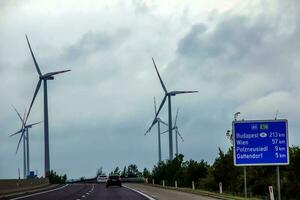 viento granja o molino en nublado clima en Austria en Europa, permite usted a obtener limpiar energía. es sostenible, renovable energía para el ambiente foto