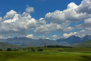 cúmulo nubes reunir encima el Drakensberg foto