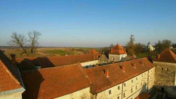 antenn se av svirzh slott nära lviv, ukraina. sjö och omgivande landskap på solnedgång. skytte med fpv Drönare video