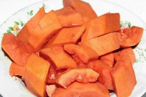 el maduro amarillo papaya en el plato es sabroso, sano y Listo a comer después comiendo como postre y meriendas. foto