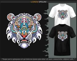 vistoso Tigre cabeza mandala letras aislado en negro y blanco t camisa. vector