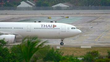 Phuket, Thailand Dezember 2, 2016 - - thailändisch Atemwege Airbus 330 hs tet rollen Vor Abfahrt von Phuket International Flughafen, regnerisch Wetter video