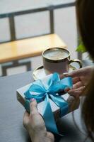 chocolate arte caramelo con cinta en regalo caja con hembra mano foto