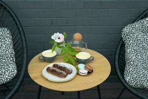 redondo mesa en un café con dos tazas de té con canutillos y macarons dulce comida todavía vida foto