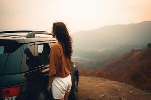 un joven mujer en pie cerca el coche y mirando a el montañas a atardecer, un niña en pie junto a un suv coche con un naturaleza vista, ai generado foto