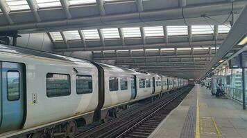 die meisten schön niedrig Winkel Aufnahmen von unter Tage Metro Eisenbahn Bahnhof beim zentral London Hauptstadt Stadt von England großartig Großbritannien. das Aufnahmen war gefangen auf 30. Mai 2023 video