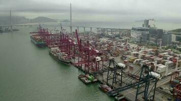 drone aérien vue 4k métrage de livraison à port par grue dans victoria port, Hong con. Hong kong video