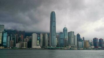 Zeit Ablauf 4k Aussicht von das Horizont von Hong kong beim Victoria Hafen. video