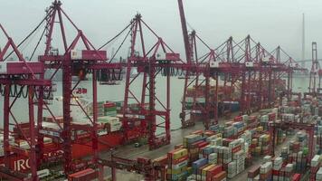 Drohne Antenne Aussicht 4k Aufnahmen von Versand zu Hafen durch Kran im Victoria Hafen, Hong kon. Hong kong video