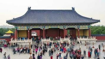 tid upphöra 4k av de människor wander i de tempel av himmel på helgen, Beijing, Kina. video