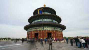 porcelana. hora lapso 4k de el personas deambular en el templo de cielo a fin de semana, Beijing, porcelana. video