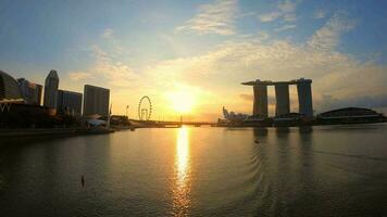 magnifique temps laps de Singapour ville de Marina baie sur lever du soleil. video