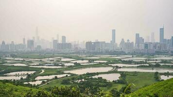 hora lapso 4k horizonte de shenzhen ciudad, China a crepúsculo. visto desde hong kong borde. video