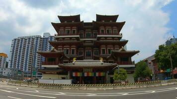 lapso de tiempo de el Buda diente reliquia templo en barrio chino, Singapur. video