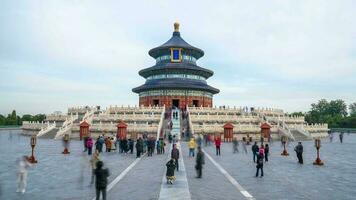 hora lapso 4k de el personas deambular en el templo de cielo a fin de semana, Beijing, porcelana. video