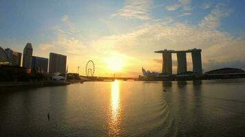 schön Zeit Ablauf von Singapur Stadt von Yachthafen Bucht auf Sonnenaufgang.zoom In. video