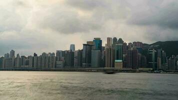 tijd vervallen 4k visie van de horizon van hong Kong Bij Victoria haven. video