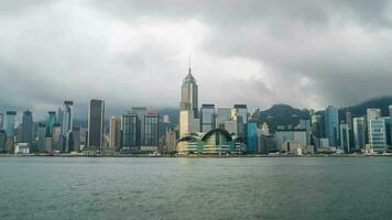 Zeit Ablauf 4k Aussicht von das Horizont von Hong kong beim Victoria Hafen. video