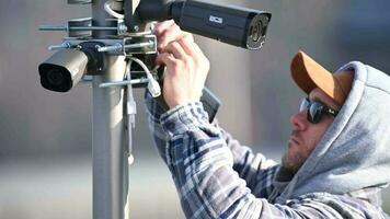 trabajador instalando ip cámaras residencial seguridad tema video