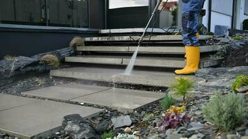 Mens het wassen zijn achtertuin tuin beton pad en trap gebruik makend van druk wasmachine video