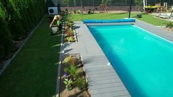 bordo piscina naturale erba zolle installazione video