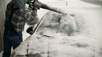 soplo nieve apagado desde vehículo parabrisas y techo utilizando aire soplador video