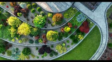 aereo Visualizza di bellissimo Residenziale giardino roccioso Giardino dietro la casa giardino video