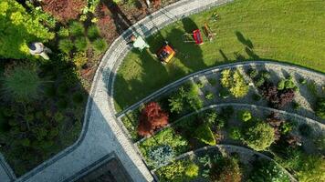 giardiniere soffiaggio sporco e foglie a partire dal giardino percorsi aereo Visualizza video