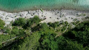 tournée kayak sur le scénique eibsee Lac dans Bavière Allemagne video