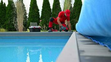 profissional ao ar livre natação piscinas trabalhador acabamento composto área coberta instalação video