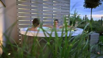 kaukasisch Paar genießen ihr kostenlos Zeit im ein heiß Wanne Garten Spa video