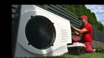 profissional hvac trabalhador instalando natação piscina calor bomba video