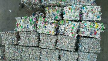geperst plastic materiaal hersteld in een sorteren fabriek video