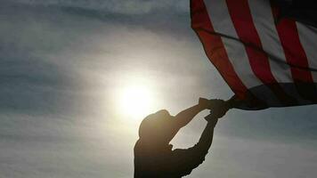 Mann zeigt an Liebe von Land durch winken amerikanisch Flagge video